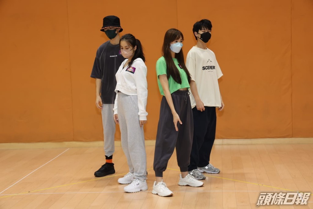 姚焯菲（左二）正值青春期，高咗好多，但佢自己就話唔係幾覺。